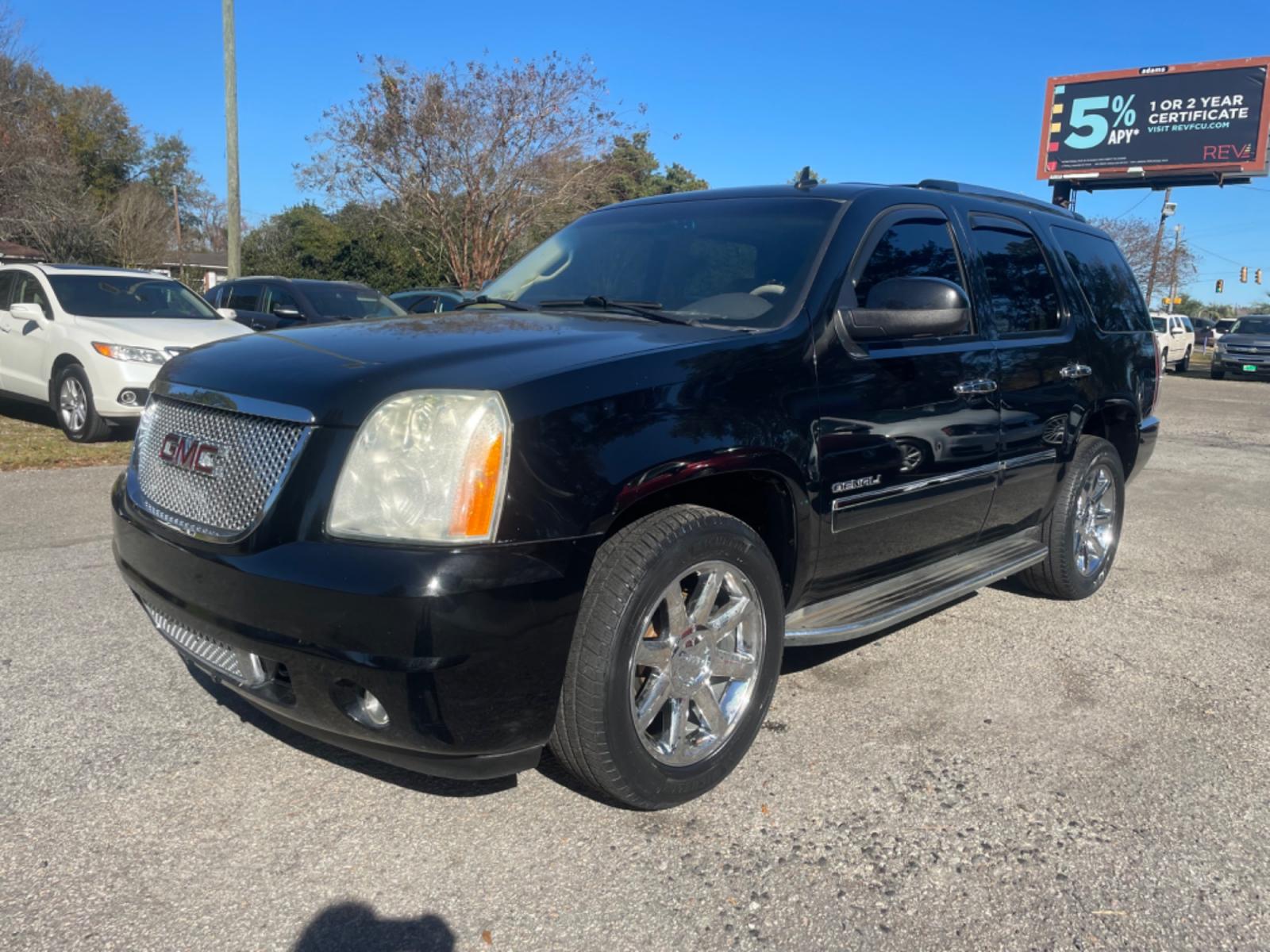 2011 BLACK GMC YUKON DENALI (1GKS2EEFXBR) with an 6.2L engine, Automatic transmission, located at 5103 Dorchester Rd., Charleston, SC, 29418-5607, (843) 767-1122, 36.245171, -115.228050 - Leather, Sunroof, Navigation, Backup Camera, CD/AUX/Sat, Dual Climate Control, Rear Climate Control, Middle Captain's Row, Power Everything (windows, locks, seats, mirrors), Memory/Cooled/Heated Front Seats, Heated Rear Seats, Power Liftgate, All-weather Mats, Running Boards, Tow Package, Chrome Whe - Photo #2